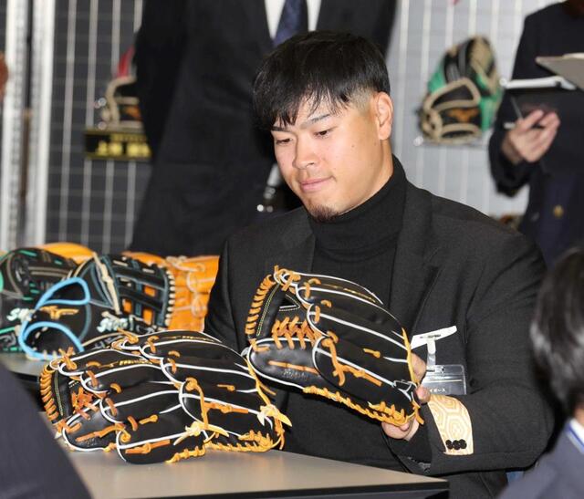 阪神・佐藤輝 失策撲滅グラブ！小型化＆5本指タイプに大幅変更「いい