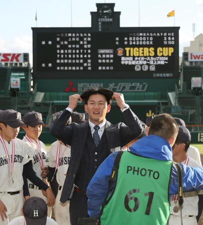 　タイガース杯の表彰でプレゼンターを務めた及川（撮影・田中太一）