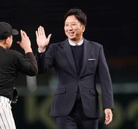 　マウンドを体験したファンとハイタッチをする藤川監督（撮影・田中太一）