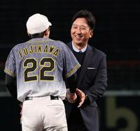 　マウンドを体験したファンと握手をする藤川監督（撮影・田中太一）