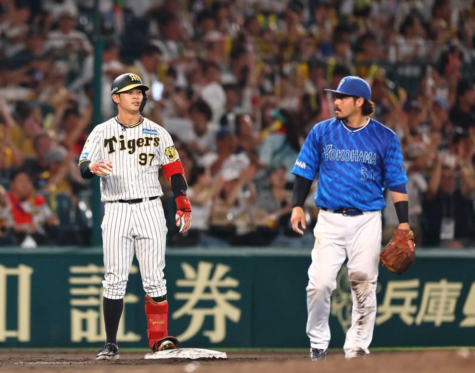 　プロ初安打を放ち、三塁上で宮崎（右）から声をかけられる野口＝７月７日