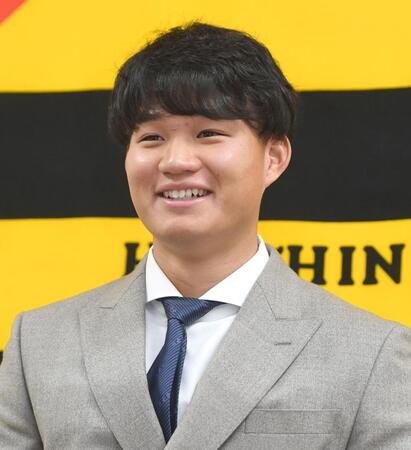 契約更改を終え、笑顔で会見する森下（撮影・飯室逸平）