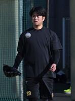 　キャッチボールに向かう高橋（撮影・北村雅宏）