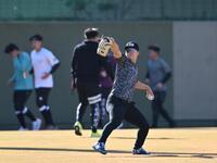 　入念にキャッチボールする前川（撮影・北村雅宏）