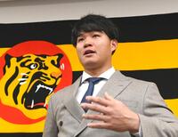 契約更改を終え、取材に応じる森下（撮影・飯室逸平）