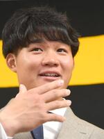 契約更改を終え、取材に応じる森下（撮影・飯室逸平）