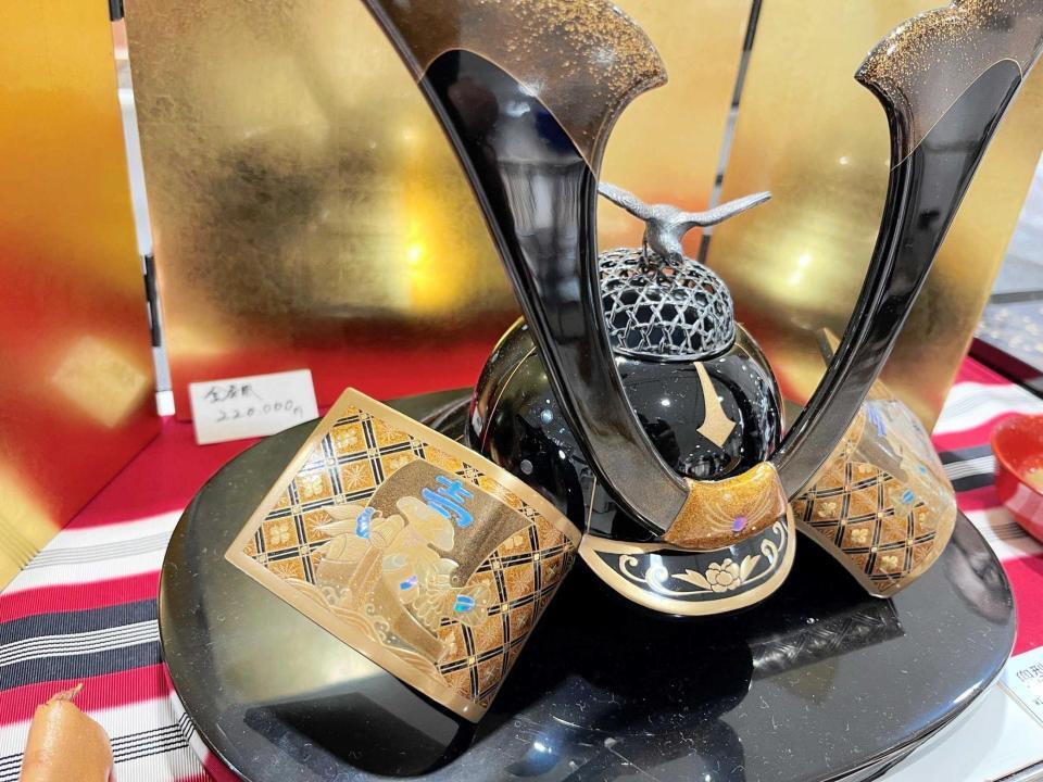 　父の哲史さんが製造、販売する輪島塗（家族提供）