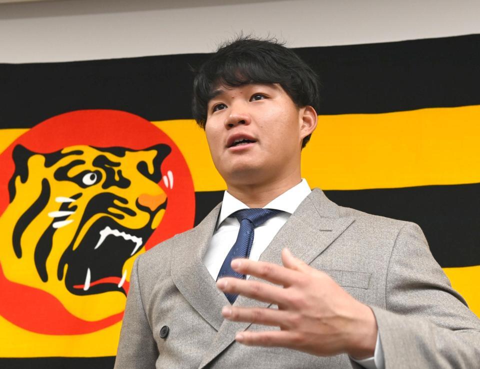 契約更改を終え、取材に応じる森下（撮影・飯室逸平）