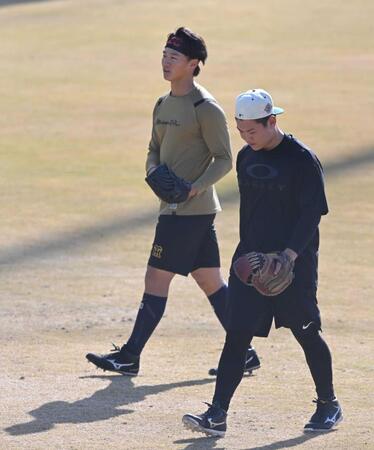 　森木とブルペンに向かう嶋村（右）＝撮影・石井剣太郎