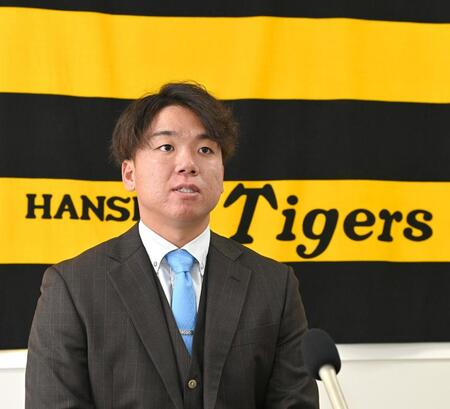 　契約更改を終え、取材に応じる村上（撮影・北村雅宏）