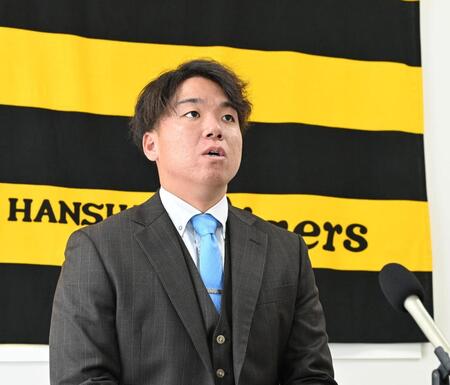 　契約更改を終え、取材に応じる村上（撮影・北村雅宏）