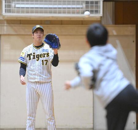 　地元・鶴見の小学生とキャッチボールをする青柳（撮影・伊藤笙子）