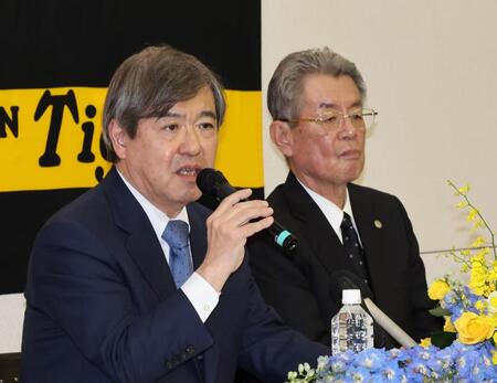 　会見であいさつをする杉山健博オーナー。右は秦雅夫次期オーナー（撮影・田中太一）