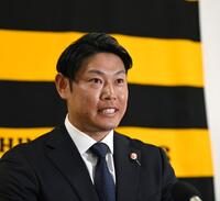 　阪神へのＦＡ残留を決め、取材に応じる原口（撮影・北村雅宏）