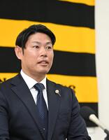 　阪神へのＦＡ残留を決め、取材に応じる原口（撮影・北村雅宏）