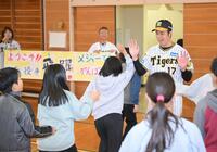 　特別授業で交流した小学生とハイタッチする青柳（撮影・伊藤笙子）