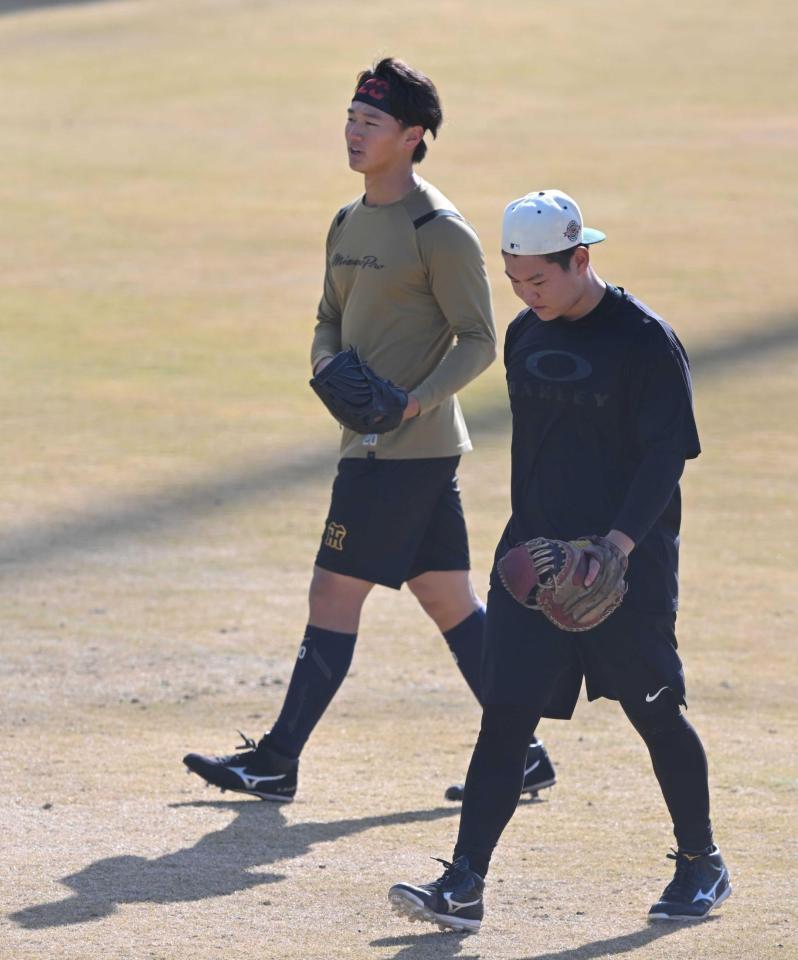 　森木とブルペンに向かう嶋村（右）＝撮影・石井剣太郎