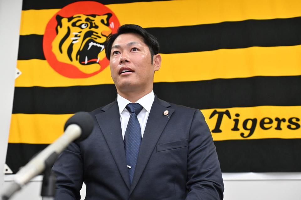 　阪神へのＦＡ残留を決め、取材に応じる原口（撮影・北村雅宏）