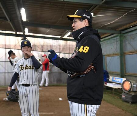 　高校球児に投球のアドバイスをする大竹（撮影・北村雅宏）