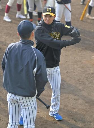 　高校球児に打撃のアドバイスする島田（撮影・北村雅宏）