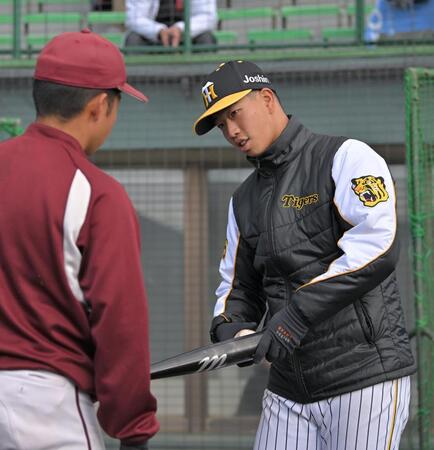 　高校球児に打撃のアドバイスをする百崎（撮影・北村雅宏）