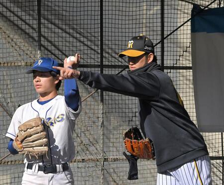 　高校球児にアドバイスを送る岩貞（撮影・北村雅宏）