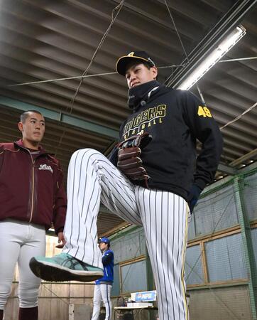 　高校球児に投球のアドバイスをする大竹（撮影・北村雅宏）