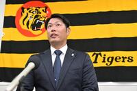 　阪神へのＦＡ残留を決め、取材に応じる原口（撮影・北村雅宏）