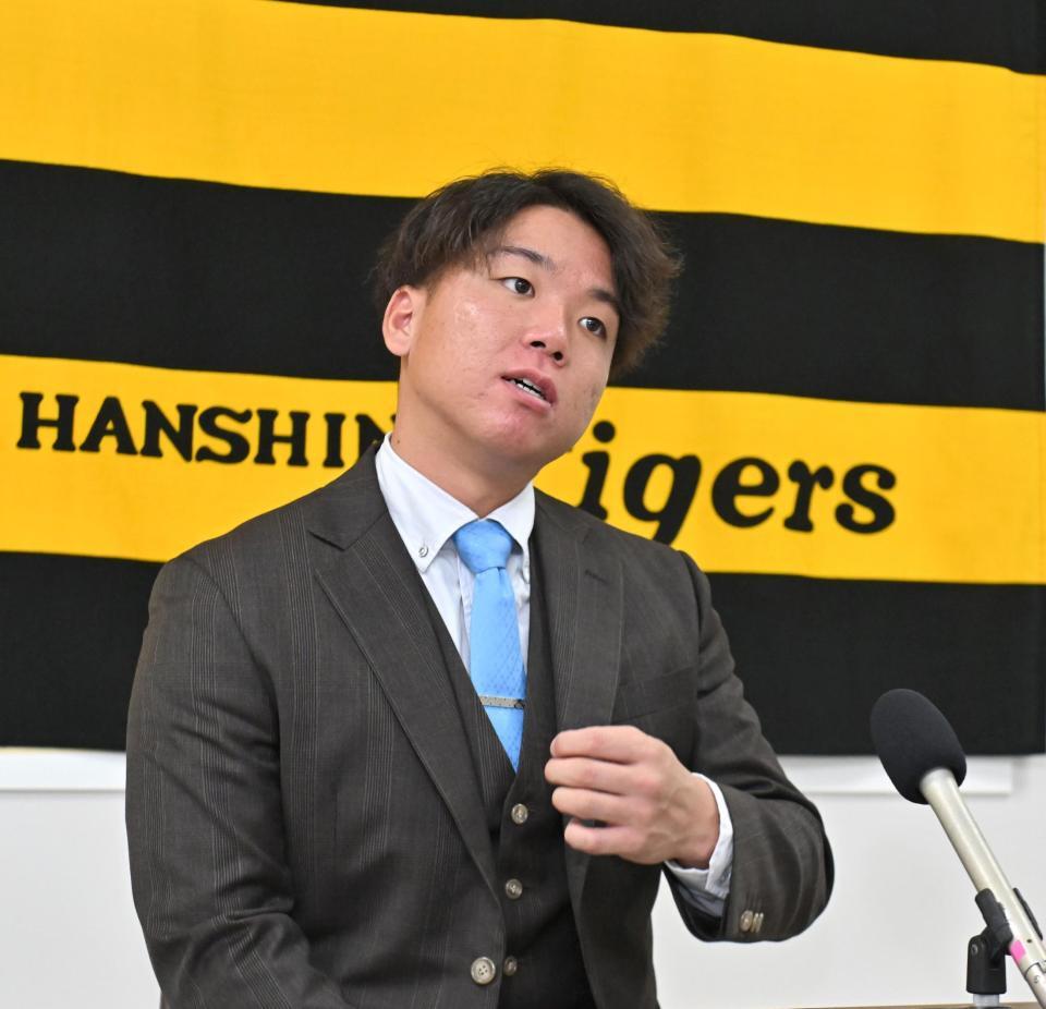 　契約更改を終え、取材に応じる村上（撮影・北村雅宏）