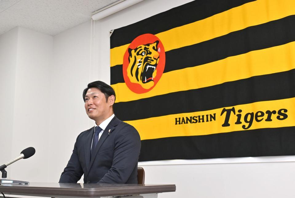 　阪神へのＦＡ残留を決め、取材に応じる原口（撮影・北村雅宏）