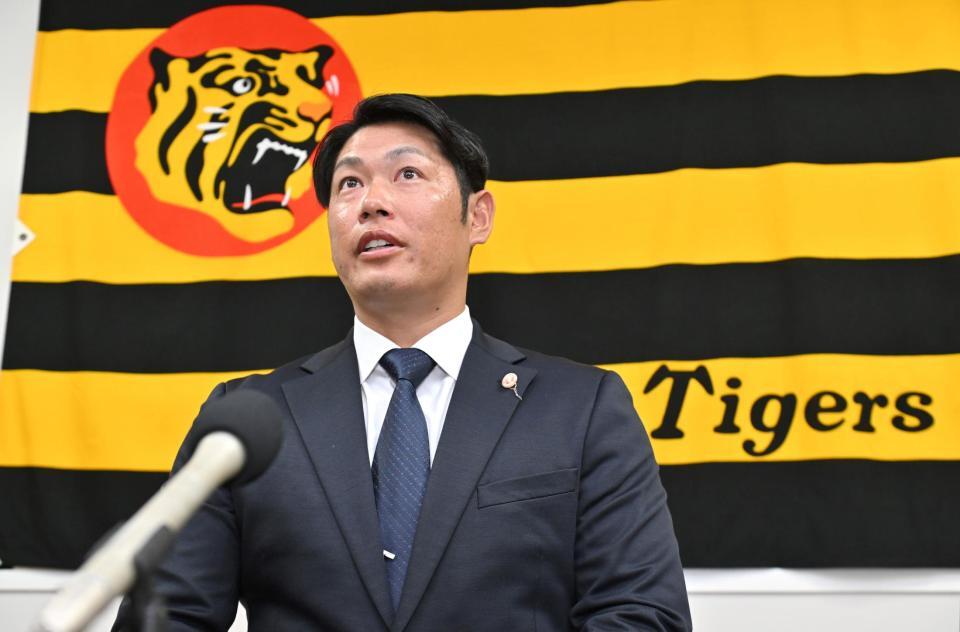 　阪神へのＦＡ残留を決め、取材に応じる原口（撮影・北村雅宏）