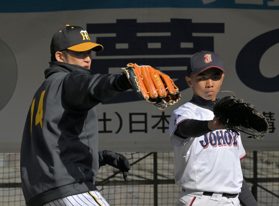 　高校球児に手本を示す岩貞（撮影・北村雅宏）