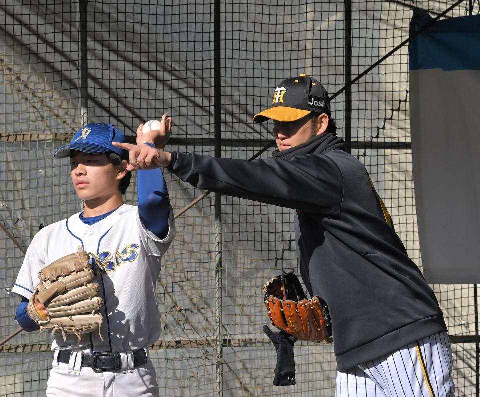 　高校球児にアドバイスを送る岩貞（撮影・北村雅宏）