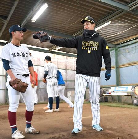 　高校球児にアドバイスをする大竹（撮影・北村雅宏）