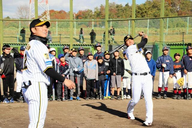 阪神 梅野隆太郎＆西純矢 小学生のバッティングマーチ合唱に応え