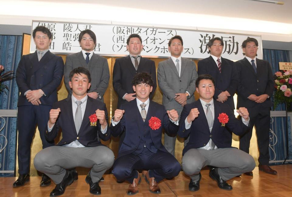 　ポーズを決める（前列左から）ソフトバンク・岡田、阪神・伊原、西武・渡部（後列左から）楽天・太田、阪神・小野寺、ヤクルト・大西、中日・福元、広島・高、西武・上田（撮影・石井剣太郎）