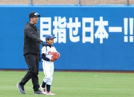 　子どもと笑顔で触れ合う藤川監督（撮影・中田匡峻）