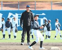 　子どものキャッチボールを見つめる藤川監督（撮影・中田匡峻）