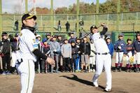 　梅野（左）のトスでロングティーを披露する西純