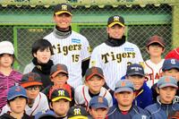 　小学生６０人と野球教室で交流した梅野（中央右）と西純（同左）