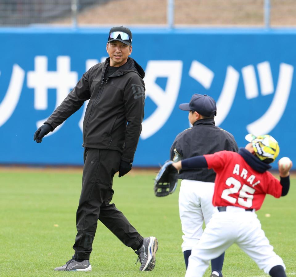 　キャッチボールをする子どもを見つめる藤川監督（撮影・中田匡峻）