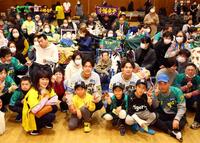 　参加者と写真に納まる阪神・小幡（中央左）と野口（同右）＝撮影・山口登