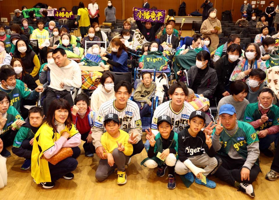 　参加者と写真に納まる阪神・小幡（中央左）と野口（同右）＝撮影・山口登