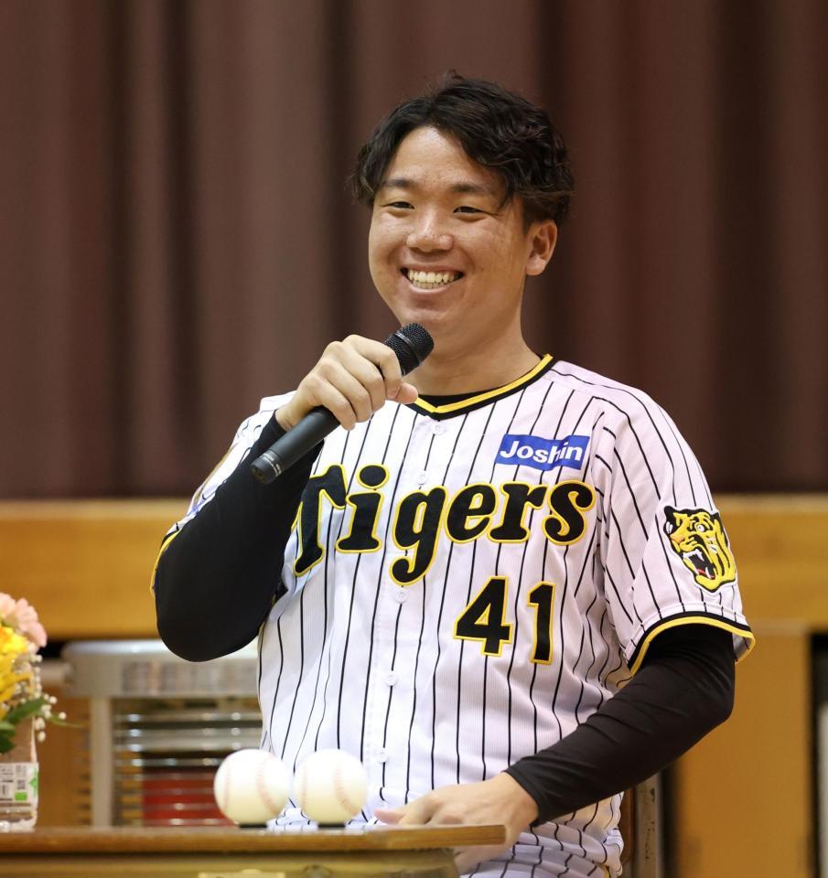 　笑顔で話をする村上（撮影・中田匡峻）