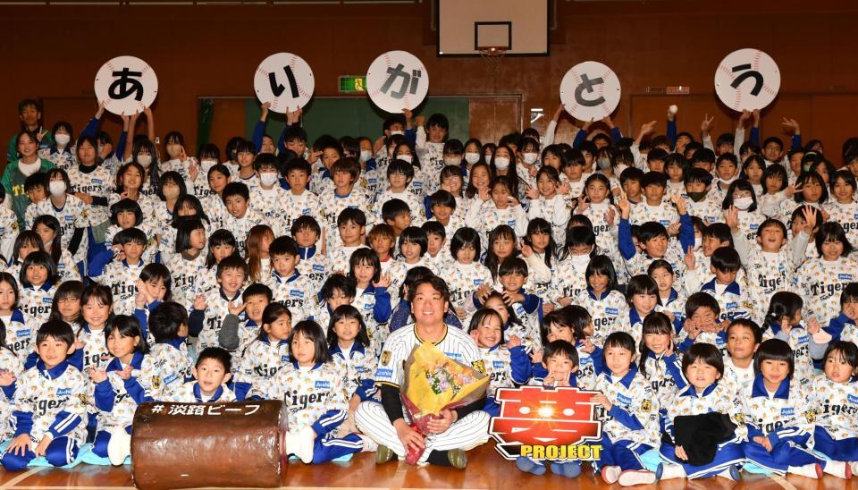 　母校の子どもたちと笑顔を見せる村上（手前中央）＝撮影・中田匡峻