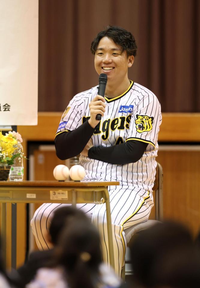 　母校の子どもたちに話をする村上（撮影・中田匡峻）