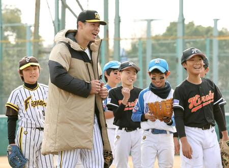 　子供たちと触れ合い、笑顔を見せる佐藤輝（撮影・田中太一）