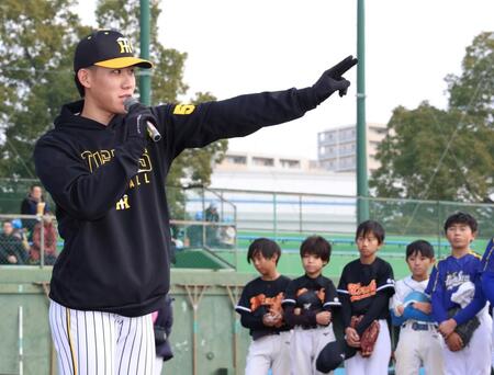 　子供たちの質問に手ぶりを交えて答える富田（撮影・田中太一）