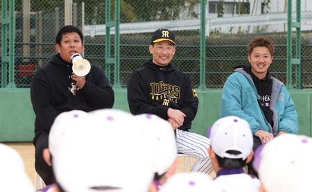 　子どもたちの質問に答える（左から）元阪神・山本翔也氏、岩崎、元阪神・横山雄哉氏（撮影・中田匡峻）