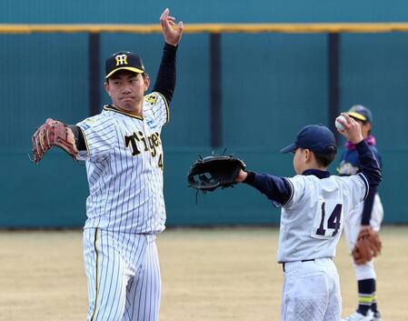 　野球教室でアドバイスする桐敷（撮影・山口登）